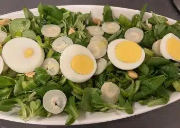 Insalata con Soncino uova sode e cuore di palma servita in vassoio