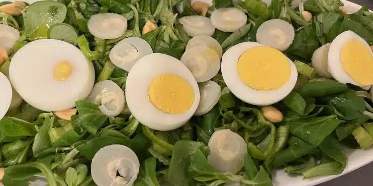 Insalata con Soncino uova sode e cuore di palma servita in vassoio