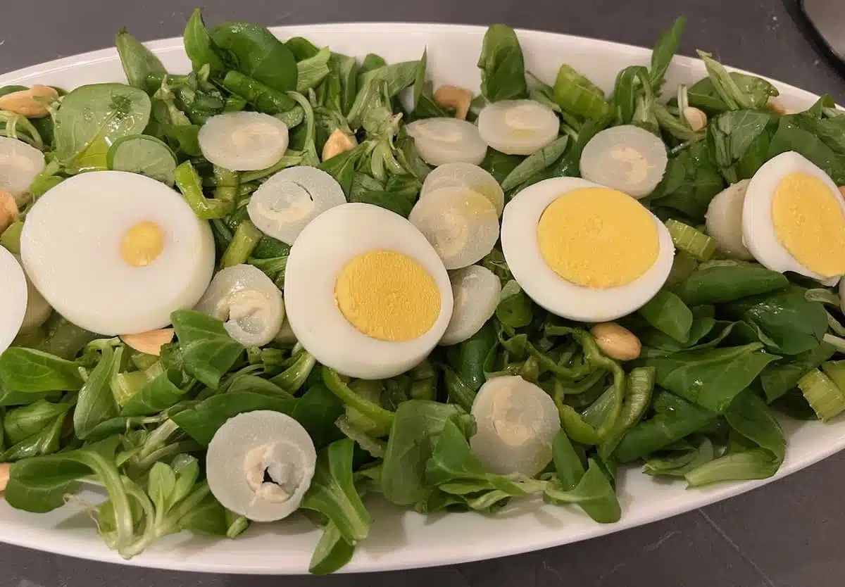 Insalata con Soncino uova sode e cuore di palma servita in vassoio