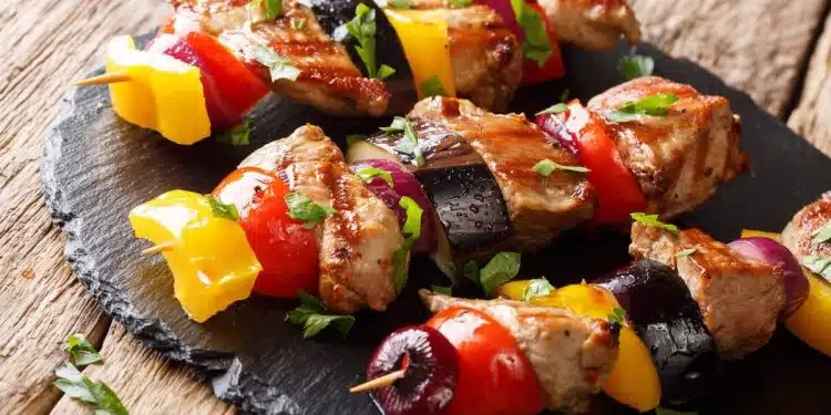 kebab di-maiale con-verdure estive in un piatto