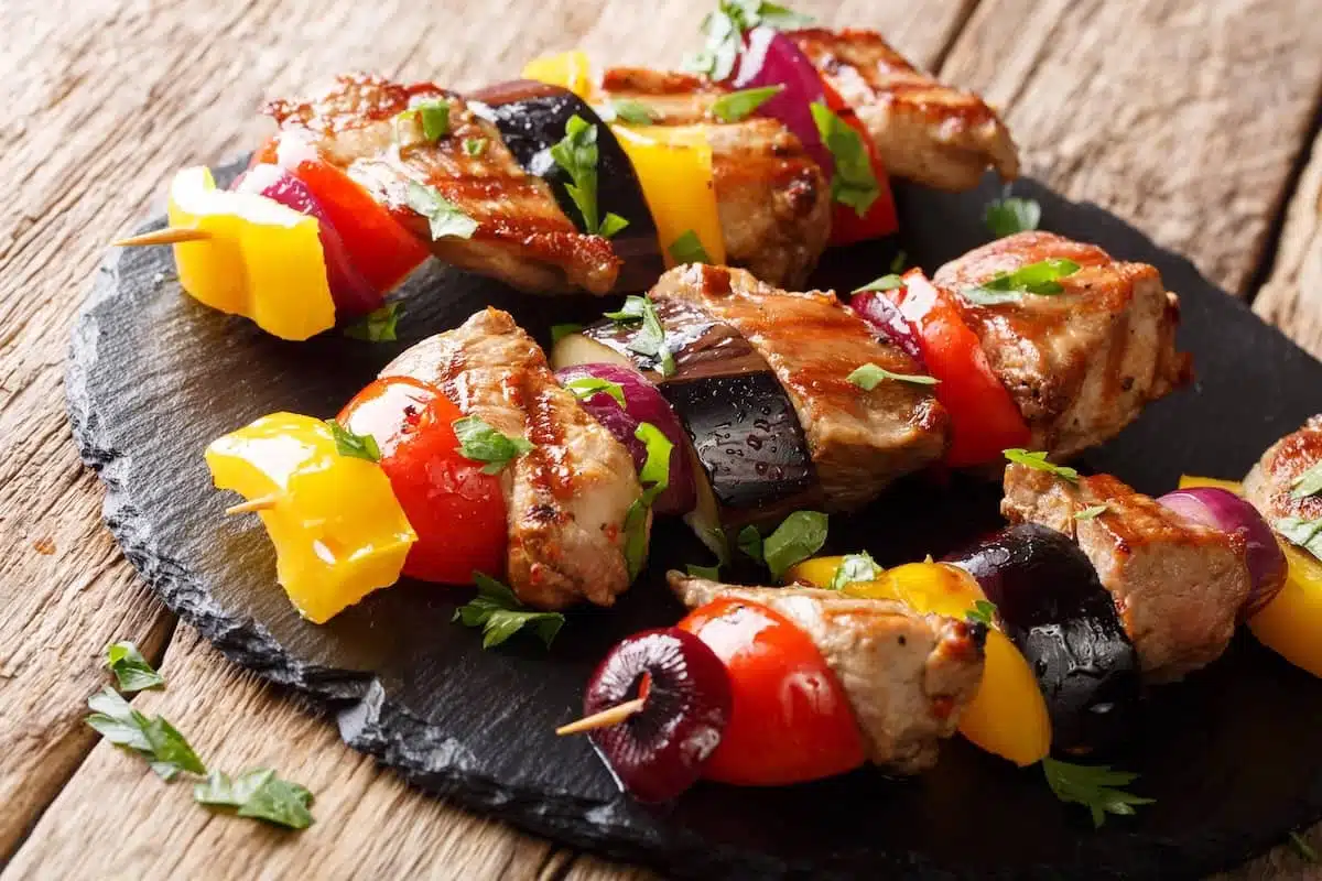 kebab di-maiale con-verdure estive in un piatto