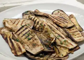 melanzane grigliate surgelate in un piatto