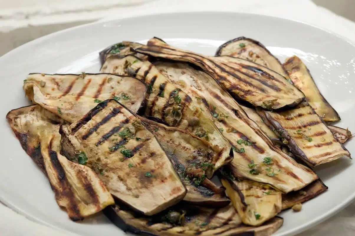 melanzane grigliate surgelate in un piatto
