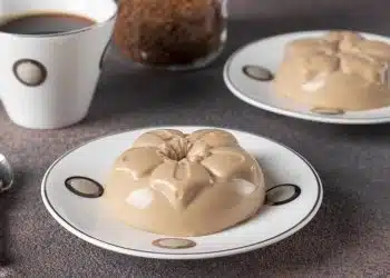 panna cotta al caffè servita nei piattini