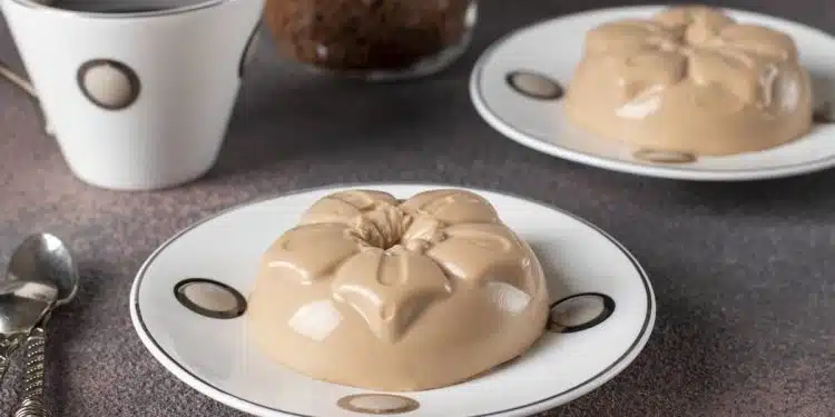 panna cotta al caffè servita nei piattini