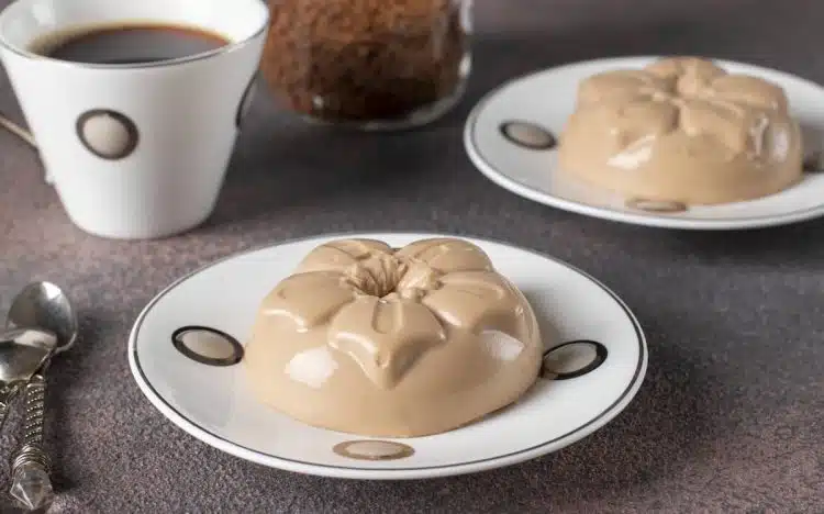 panna cotta al caffè servita nei piattini