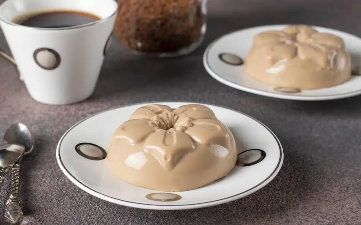 panna cotta al caffè servita nei piattini 
