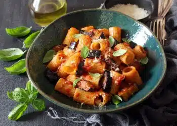 pasta con melanzane surgelate fatta in casa servita con basilico fresco