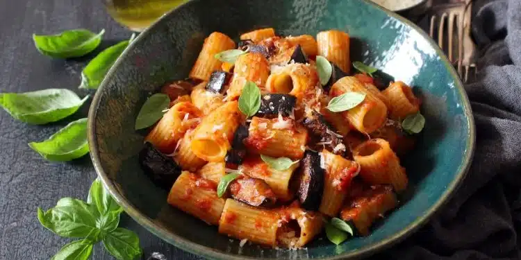 pasta con melanzane surgelate fatta in casa servita con basilico fresco