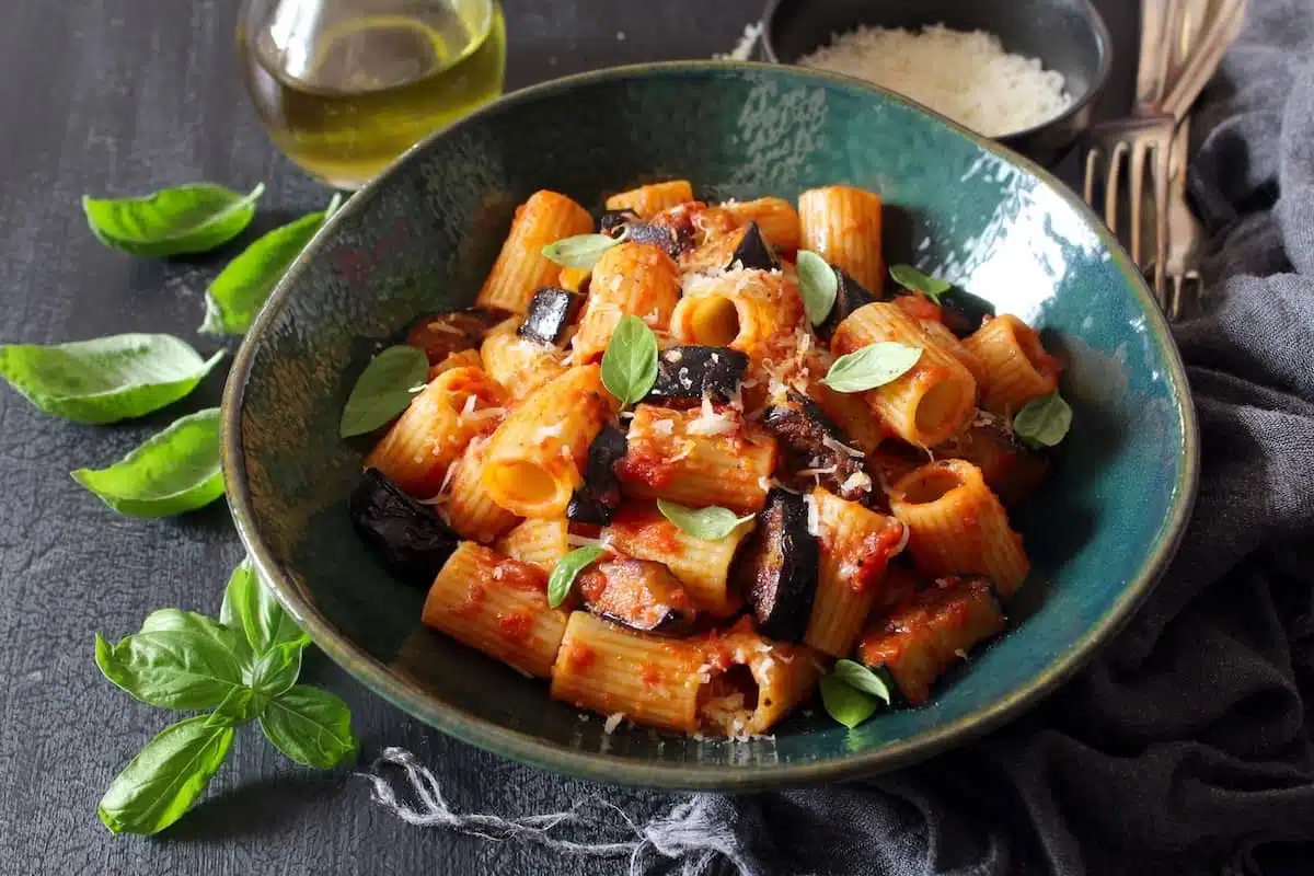 pasta con melanzane surgelate fatta in casa servita con basilico fresco