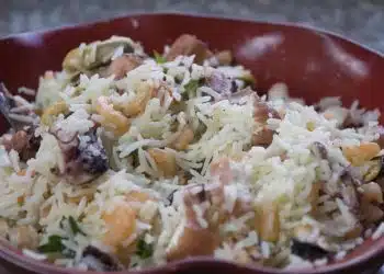 riso freddo con insalata di mare pronta