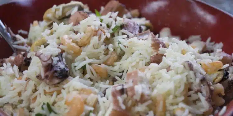 riso freddo con insalata di mare pronta