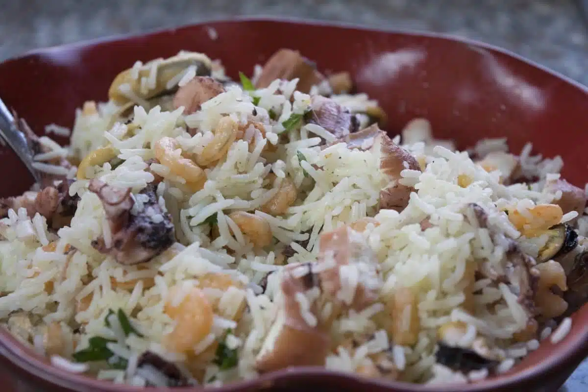 riso freddo con insalata di mare pronta