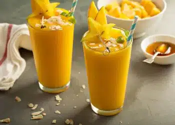 smoothie di mango e cocco servito in bicchiere