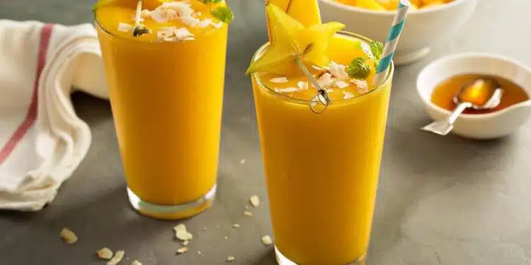 smoothie di mango e cocco servito in bicchiere