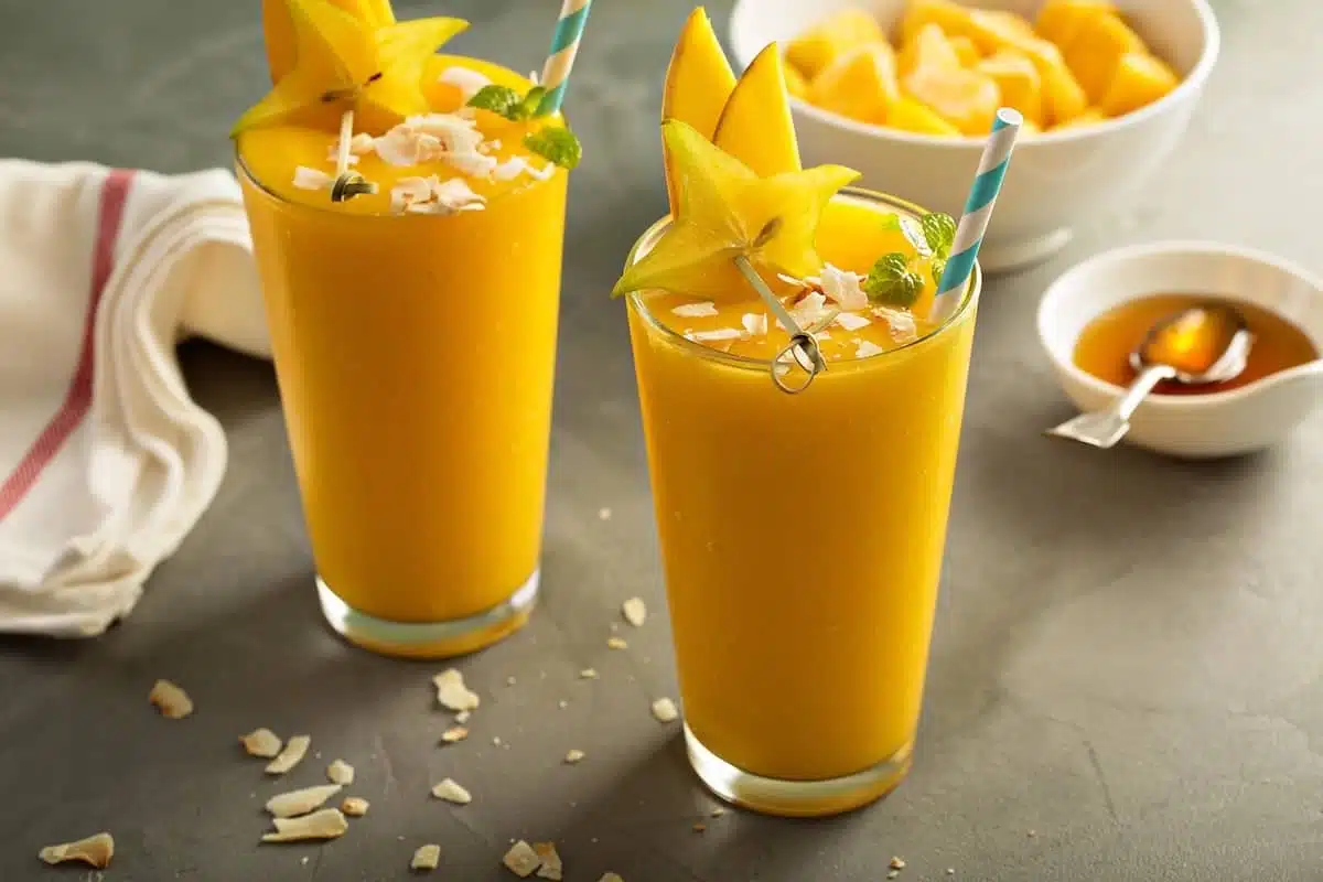 smoothie di mango e cocco servito in bicchiere