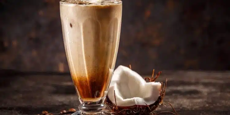 caffè con latte di cocco e panna in bicchiere