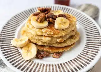 pancake proteici fatti in casa con topina di banane e noci
