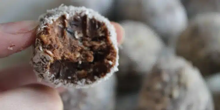 energy balls con avena datteri cacao e cocco fatti in casa