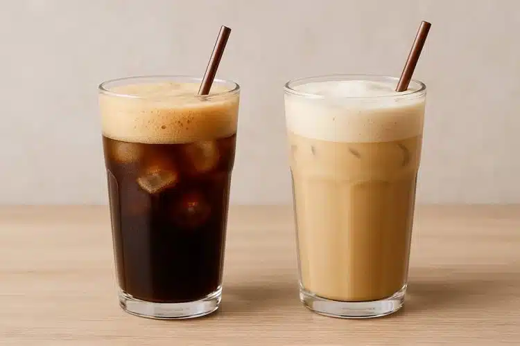 frappè al caffè fatto in casa con o senza latte in bicchiere