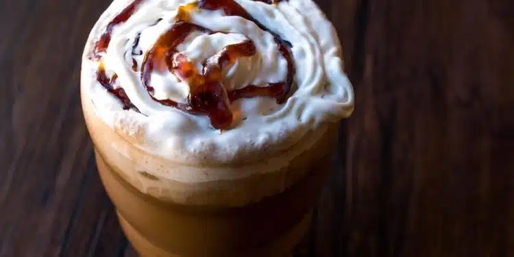 frappuccino con panna e caramello fatto in casa