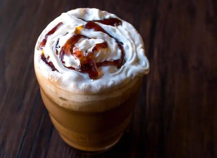 frappuccino con panna e caramello fatto in casa