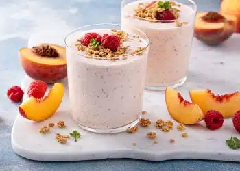frullato con pesca yogurt e lamponi in bicchiere