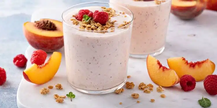 frullato con pesca yogurt e lamponi in bicchiere