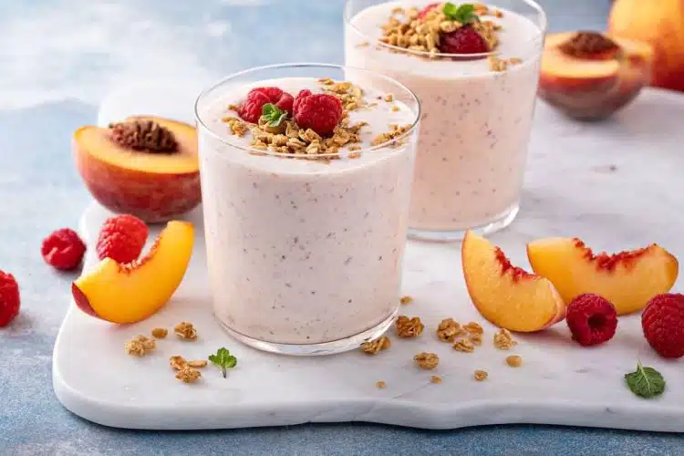 frullato con pesca yogurt e lamponi in bicchiere