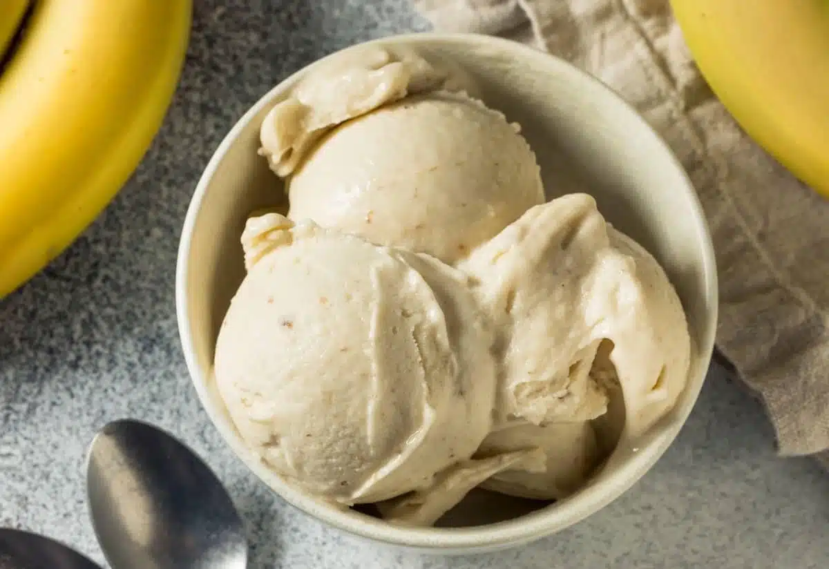 gelato alla banana fatto in casa servito in una ciotola