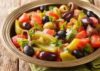 insalata di peperoni e acciughe e olive
