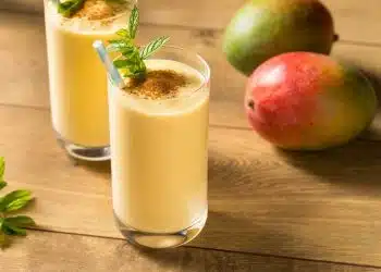 mango lassi servito in bicchiere ricetta indiana