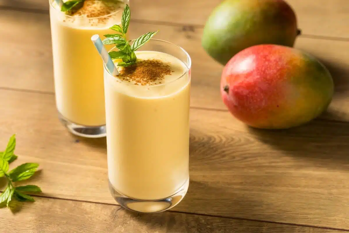 mango lassi servito in bicchiere