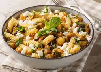 pasta in bianco con melanzane e feta in una ciotola