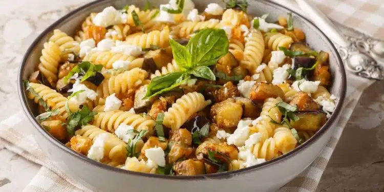 pasta in bianco con melanzane e feta in una ciotola