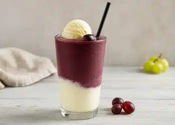 frappé bicolore con frutta e gelato