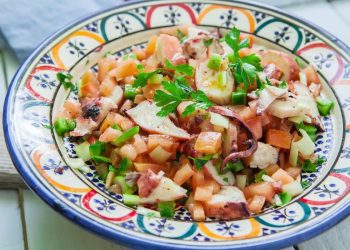 insalata di polpo con verdure servita in un piatto