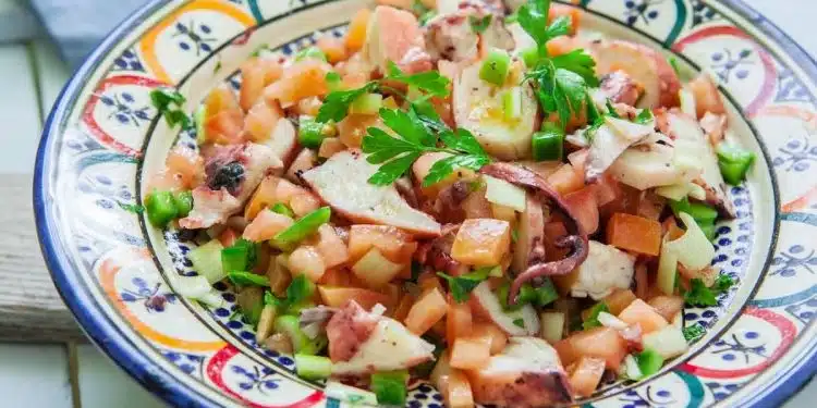 insalata di polpo con verdure servita in un piatto