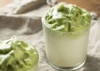 matcha dalgona con latte freddo e ghiaccio