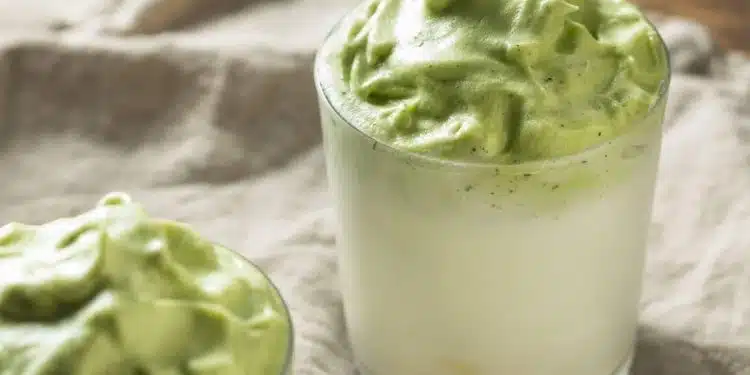 matcha dalgona con latte freddo e ghiaccio