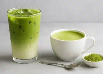 matcha latte caldo in tazza freddo in bicchiere