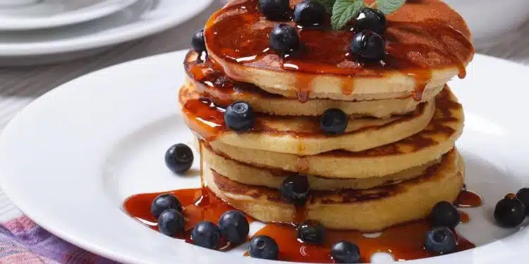 pancakes americani con mirtillo e sciroppo d'acero