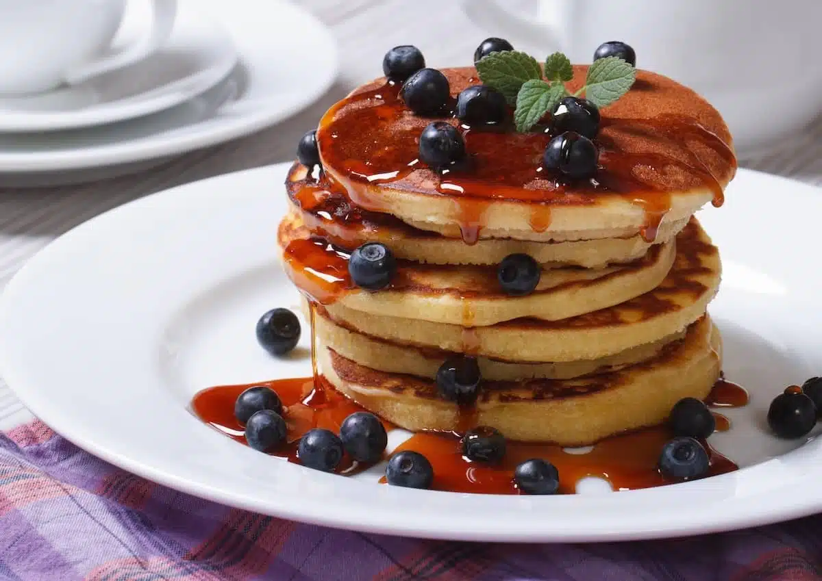 pancakes americani con mirtillo e sciroppo d'acero