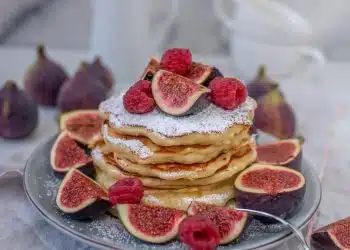 pancake con fichi e lamponi serviti in un piatto
