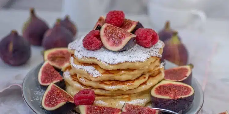pancake con fichi e lamponi serviti in un piatto