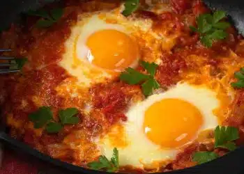 uova in padella al pomodoro