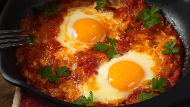 uova in padella al pomodoro