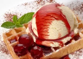 waffle con gelato e salsa di ciliegie