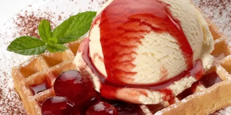 waffle con gelato e salsa di ciliegie