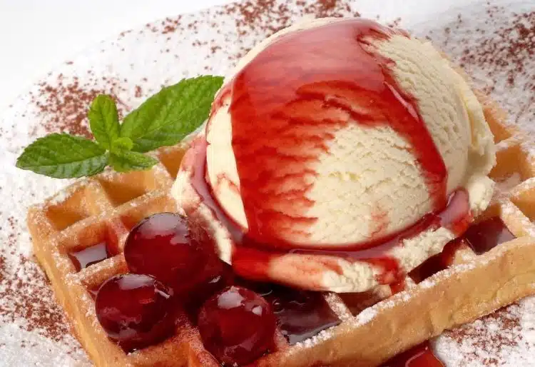 waffle con gelato e salsa di ciliegie